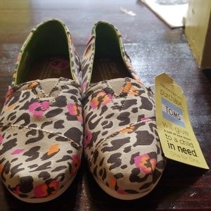 Toms flat leopard shoes 5.5 brand new